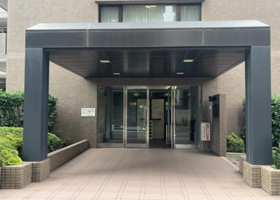 【エントランス】 | モア・ステージ相模原・富士見 | マンションのエントランスには、もともと風よけや防犯の役割がありますが、マンションによって宅配ボックスなどの設備が備わっている所もあります。日々の生活をイメージしながら生活しやすさをチェックしましょう。
