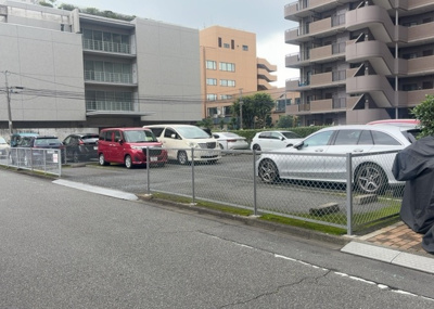 【駐車場】 | モア・ステージ相模原・富士見 | 車一台あたりに必要なスペースは、標準サイズの普通自動車で横幅2m50cm、長さ5mは必要になります。ただし、乗降のことも考慮して横幅3m30cm、長さ5m50cmほどは確保できるところを選びましょう。