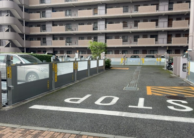 【駐車場】 | モア・ステージ相模原・富士見 | 駐車場と明記されていても、最小スペースでつくられた駐車場だと大型車は駐車できなかったり、出入りしにくくなったりする可能性があります。お車のサイズと購入したい物件の駐車場のサイズを現地で確認しましょう。