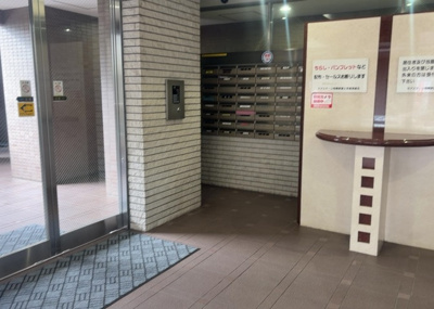 【ロビー】 | モア・ステージ相模原・富士見 | ロビーというと、エントランスと何がちがうの？と思いますよね。実はロビーとエントランスには明確な決まりはありません。物件によっては、エントランスを入って広がるある程度の広さのある空間がロビーとなります。