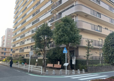 【外観】 | モア・ステージ相模原・富士見 | 外観はマンション管理がされているかの目安になります。築年数が古いと、壁面は劣化してひび割れが生じることも！建物が古びていても細かいところが修繕されていると、きちんと管理されているなぁと感じるでしょう。