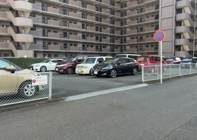【駐車場】 | モア・ステージ相模原・富士見 | 駐車場と明記されていても、最小スペースでつくられた駐車場だと大型車は駐車できなかったり、出入りしにくくなったりする可能性があります。お車のサイズと購入したい物件の駐車場のサイズを現地で確認しましょう。