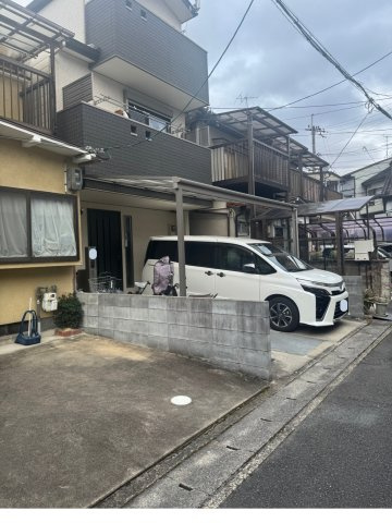 太秦西蜂岡町 中古戸建の外観|外観の様子。バルコニー付きで採光も確保された住まいです。