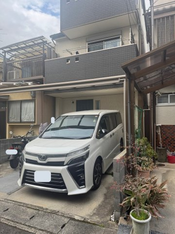 太秦西蜂岡町 中古戸建の駐車場|カーポート付きの駐車スペース。雨の日でもお車の乗り降りがしやすい設計です。