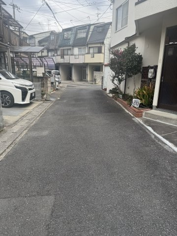 太秦西蜂岡町 中古戸建の前面道路含む現地写真|前面道路の様子。周辺は戸建住宅が並ぶ落ち着いた住環境です。