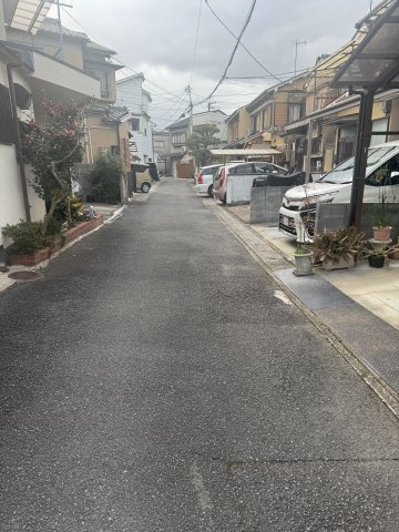 太秦西蜂岡町 中古戸建の前面道路含む現地写真|交通量の少ない前面道路で静かな住環境です。