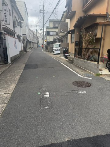 太秦西蜂岡町 中古戸建の前面道路含む現地写真|周辺道路の様子。住宅街のため落ち着いた雰囲気です。