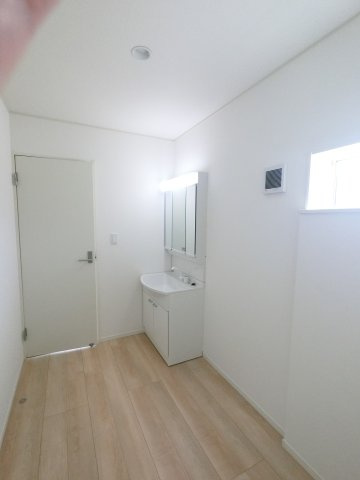 佐賀市大和町東山田第３の内観：施工例|広くて使いやすい洗面ルーム。朝もゆとりをもって準備できます♪