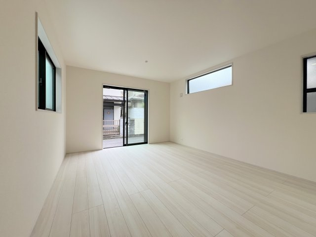 青梅市末広町1丁目　新築戸建全2棟の居間・リビング|ナチュラルなフローリングと白を基調としたインテリアが、上質で洗練された住空間を演出します。