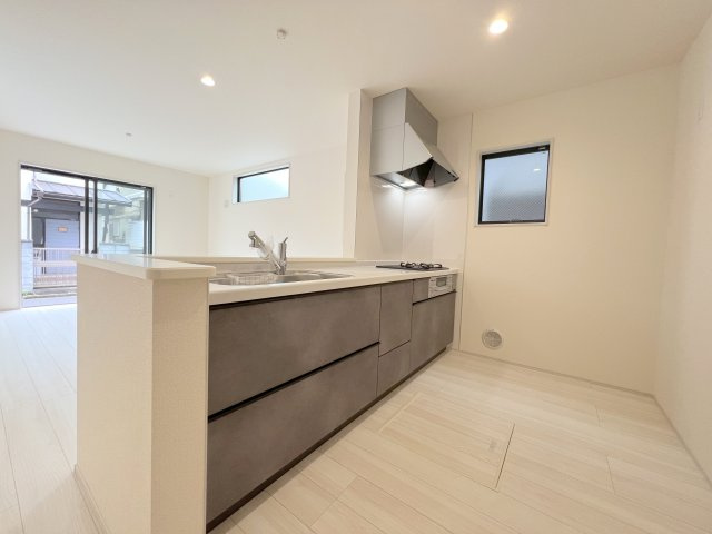 青梅市末広町1丁目　新築戸建全2棟のキッチン|スライド収納付きシステムキッチン。パスタ鍋や圧力鍋の出し入れもスムーズ