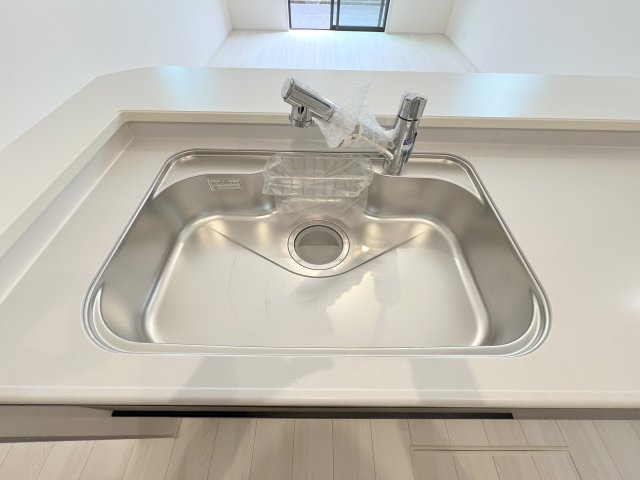 青梅市末広町1丁目　新築戸建全2棟のキッチン|浄水器付きシンク