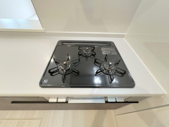青梅市末広町1丁目　新築戸建全2棟のキッチン|三口ガスコンロ