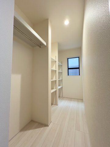 青梅市末広町1丁目　新築戸建全2棟の玄関|「しまう・取り出す」がスムーズ。キッチン裏のウォークインクローゼットが、毎日の家事を快適にサポートします。