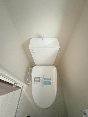 青梅市末広町1丁目　新築戸建全2棟のトイレ|1階トイレには快適な温水洗浄便座付