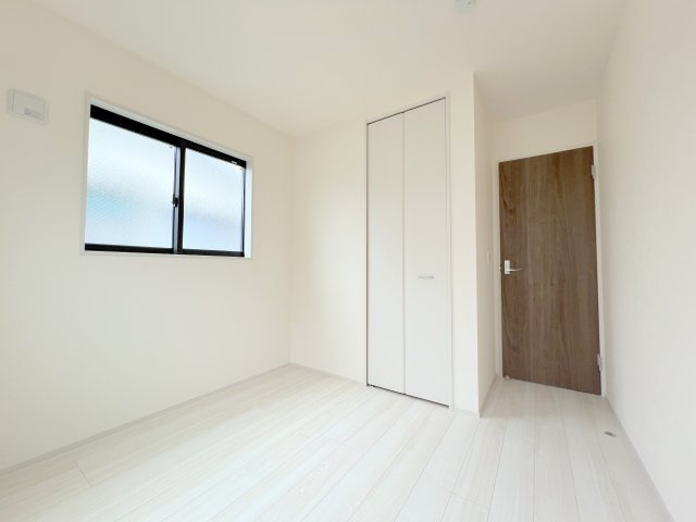 青梅市末広町1丁目　新築戸建全2棟の洋室|【洋室1】収納スペース