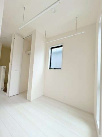 青梅市末広町1丁目　新築戸建全2棟のその他|2階に設けた室内物干しスペース。天候を気にせず洗濯物が干せ、家事効率を高める便利な空間です。