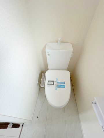 青梅市末広町1丁目　新築戸建全2棟のトイレ|2階トイレには快適な温水洗浄便座付