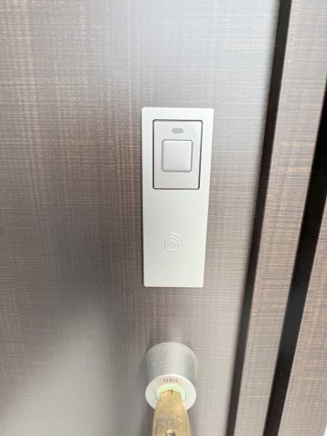 青梅市末広町1丁目　新築戸建全2棟の防犯設備|スマートキーを標準装備。スムーズな施錠・解錠を実現し、防犯性と使いやすさを兼ね備えた安心の玄関です。