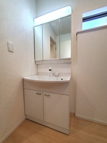 三郷市　早稲田6丁目　新築戸建　全4棟の洗面所|明るい洗面所です