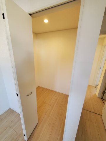 三郷市　早稲田6丁目　新築戸建　全4棟の収納|衣類以外の収納も出来るクローゼットです
