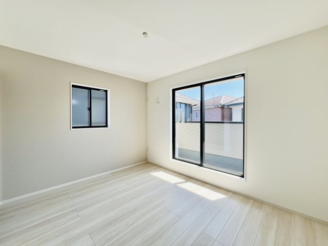 伊勢崎市今泉町の洋室|バルコニーに面した7帖の洋室♪