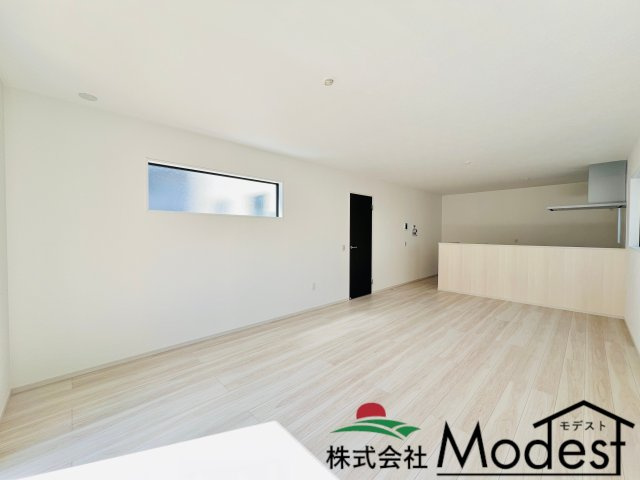 伊勢崎市今泉町の居間・リビング|家具の配置も考えやすい明るいリビング♪