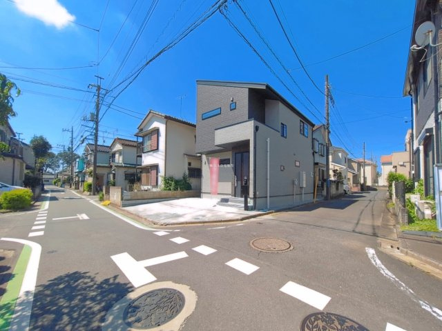 ふじみ野市桜ケ丘３丁目の新築一戸建の前面道路含む現地写真|北東4m公道・北西4m私道の角地に立地。