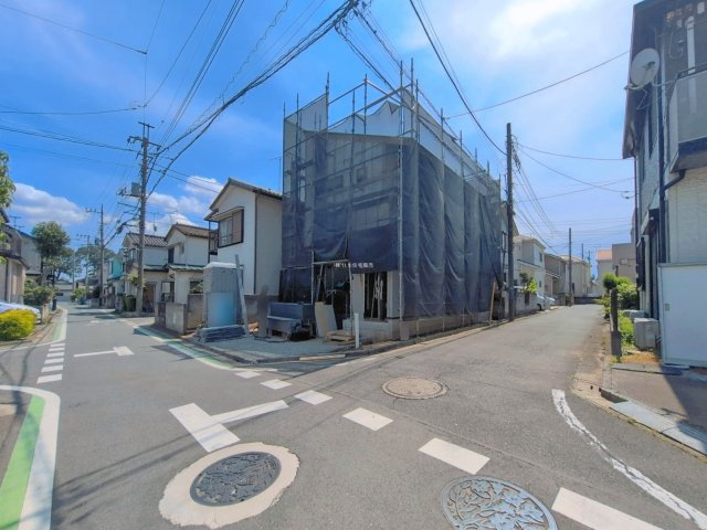 ふじみ野市桜ケ丘３丁目の新築一戸建の前面道路含む現地写真|北東4m公道・北西4m私道の角地に立地。