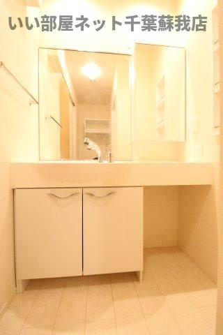 D-roomちはら台Cの洗面所|椅子をしまえてメイクも出来る大きな洗面台！
