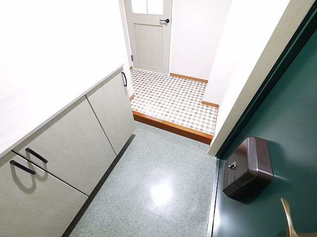 OMマンション東生駒の玄関