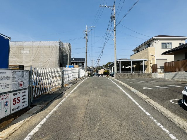 大府市横根町石丸100番１・６・７『仲介手数料無料』新築戸建ての前面道路含む現地写真