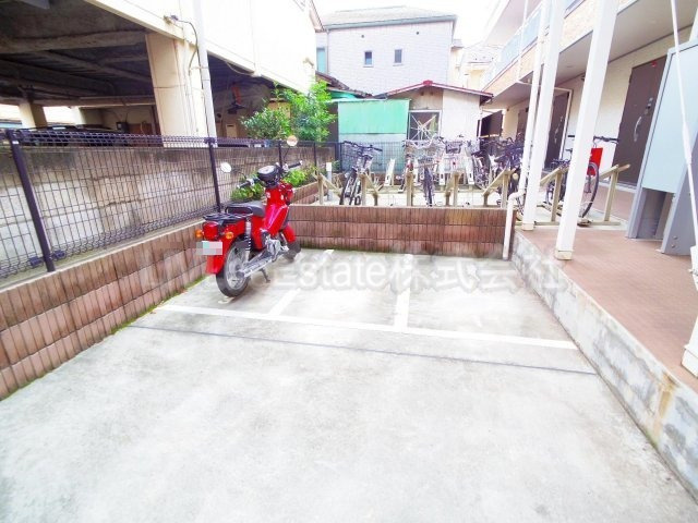 リブリ・クリークウエストの駐車場