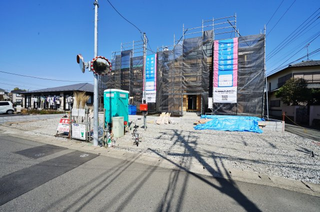 【歴史の趣を感じる住環境】47坪超×角地、3台駐車可のゆとりある住まい｜仲介手数料無料の外観|現在建築中ですが、現地では敷地の広さや開放感をご体感いただけます。完成後の住まいをイメージしながらご見学いただける状態です。