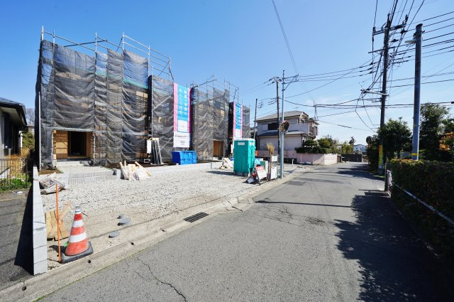 【歴史の趣を感じる住環境】47坪超×角地、3台駐車可のゆとりある住まい｜仲介手数料無料の前面道路含む現地写真|南側約4.5ｍ道路に面し、陽当たり・開放感ともに良好。車の出し入れもしやすく、日々の生活にゆとりをもたらします。
