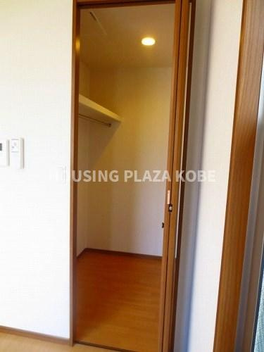 ボナールの収納|収納は照明つきのウオークイン