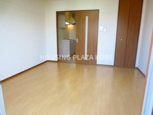 ボナールの居間・リビング|部屋にはいる部分は引き戸になっております。段差がなくていいですね。