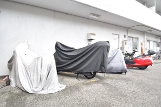 【駐車場】 | バイク置き場。空き区画の有無や駐輪料金、サイズおよび排気量規定などについては、改めてお問い合わせください。～即日のご見学可能～　お問合せはお気軽にどうぞ。
