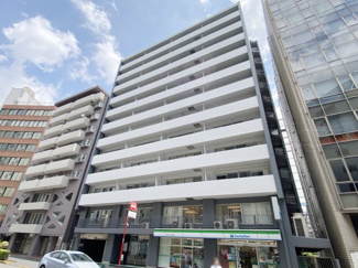 【外観】 | 青空によく映える建物です。手入れの行き届いた外壁やマンション正面エントランスなど、綺麗な姿をぜひ一度、現地にてご覧ください。～即日のご見学可能～　お問合せはお気軽にどうぞ。
