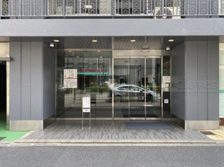 【エントランス】 | 夜間オートロックを備えたマンションのエントランス。時間を区切って皆様の「安全」を確保してくれる設備です。うれしくも安心感のある機能性です。～即日のご見学可能～　お問合せはお気軽にどうぞ。
