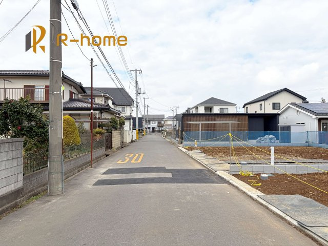 つくば市南中妻4期　新築戸建て　1号棟の前面道路含む現地写真|『今から見たい！』大歓迎です♪
お気軽にＲ－ｈomeまでお問い合わせください。