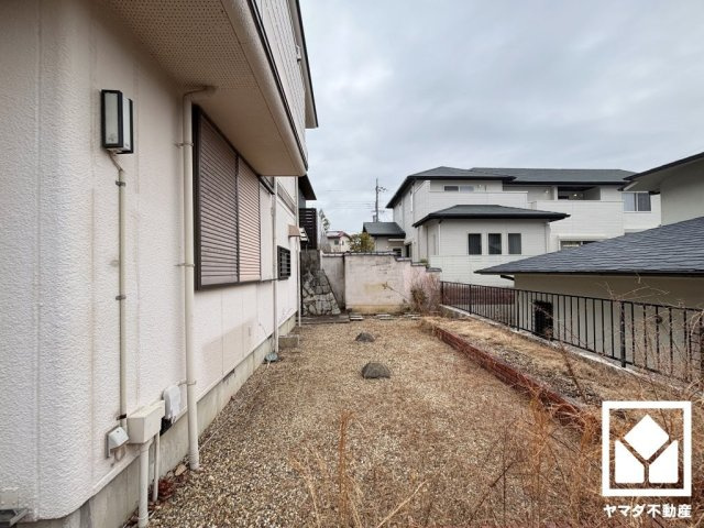西宮市鷲林寺南町の周辺|雨戸付きでセキュリティやプライバシーにも配慮されています。台風などによる飛来物からの保護、また防音・断熱効果もあり居住性を高めます。