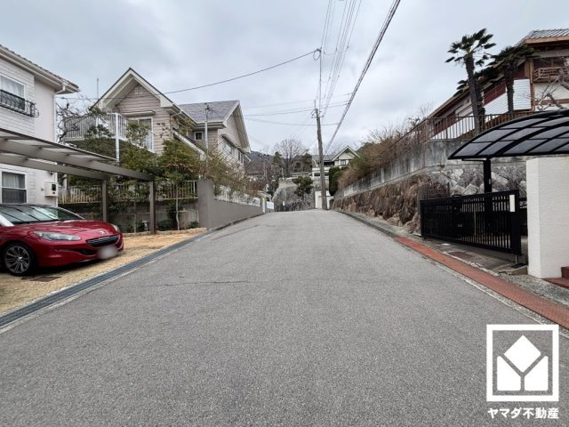 西宮市鷲林寺南町の周辺|前面道路幅員約6.9mとゆったりとした広さがあるのでファミリーカー等の車の出入れも楽にできます。