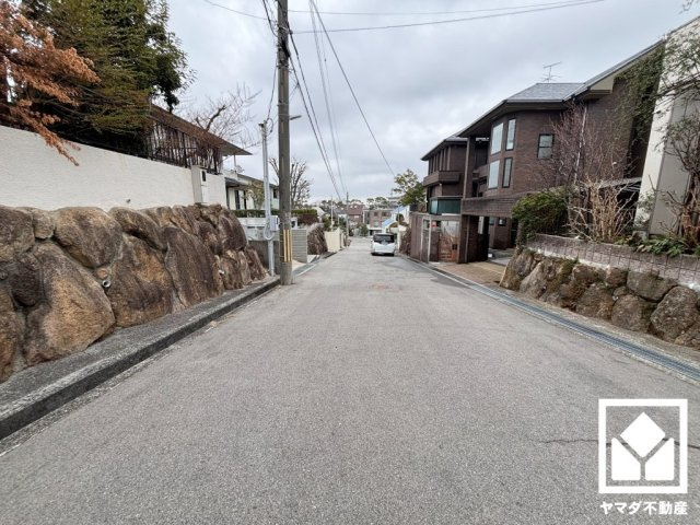 西宮市鷲林寺南町の周辺|現況カーポート付きの駐車スペースがございます。重い荷物や雨の日の移動もスムーズで、快適なカーライフを実現。