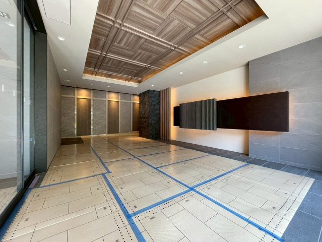 Louis Residence弁天町のエントランス