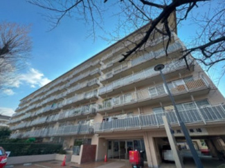 【外観】 | 駐車場専用使用権付！月額4,000円。敷地内に駐車場があり、新生活も安心してスタートできます。