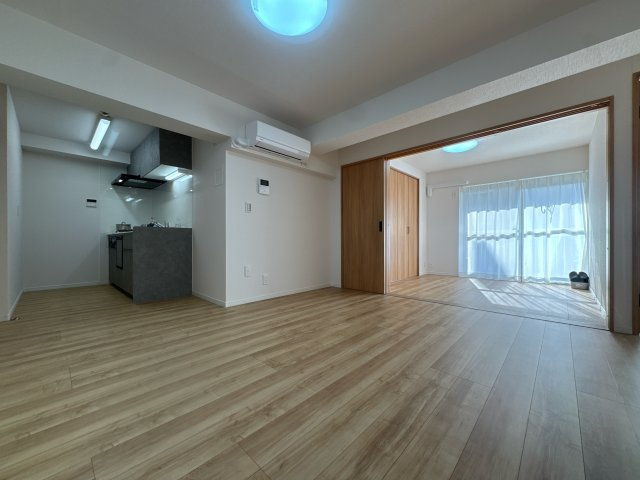 【居間・リビング】 | 藤和城西コープ☆仲介手数料無料☆ | 内装から水回りまで、細部にこだわりリノベーションを実施。最新の設備へ一新されており、入居当日から気持ちよく新生活をスタートできます。デザイン性と機能性が両立した住まいです。