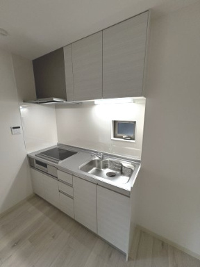 パークス長岡京のキッチン|システムキッチン。小窓完備で換気もスムーズな調理スペース。