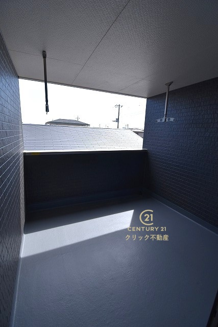 リーブルガーデン  日立市東大沼町　第1　1のバルコニー|インナーバルコニーは洗濯物外干し派の強い味方！天気が変わりやすい季節の外出も安心です。外出が難しい日に出るだけでも気分転換になる、嬉しいスペースです。
