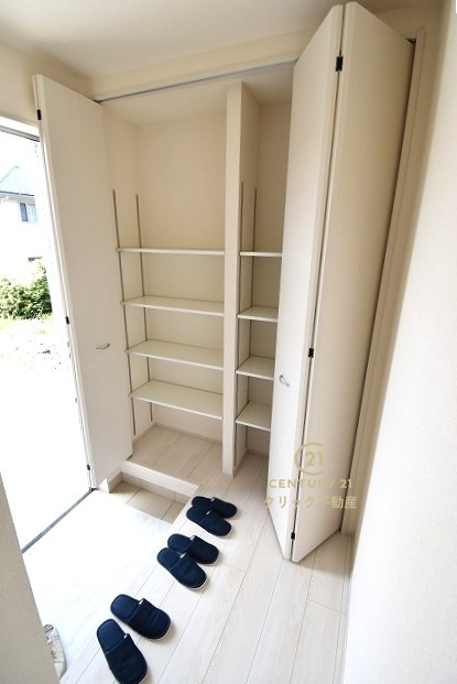 リーブルガーデン  日立市東大沼町　第1　1の玄関|玄関収納の扉の中は可動棚ですので、用途に合わせて高さを自由に変えることができます。