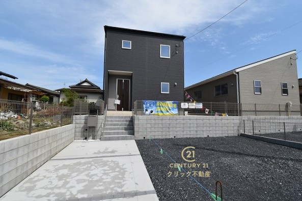 リーブルガーデン  日立市東大沼町　第1　1の駐車場|並列駐車可能なカースペースを確保。毎日のお車の出し入れがストレスなく行えます！
内覧可能です。ご予約はHPから、またお電話でも、お気軽にどうぞ。
